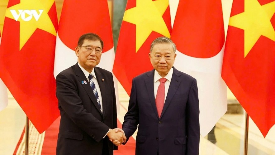 Vietnamese Party General Secretary To Lam (R) and Japanese Prime Minister Shigeru Ishiba in Hanoi on April 27.