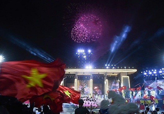 In pictures: Fireworks Display in Hanoi Celebrates national reunification day