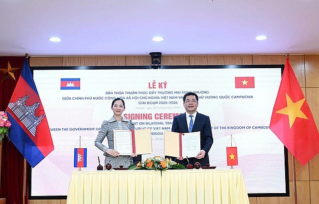 Minister of Industry and Trade Nguyen Hong Dien (R) and Cambodian Minister of Commerce Cham Nimul sign an agreement on promoting Viet Nam–Cambodia trade for the 2025–2026 period, Ha Noi, April 28, 2025. Photo: VGP Minister of Industry and Trade Nguyen Hong Dien (R) and Cambodian Minister of Commerce Cham Nimul sign an agreement on promoting Viet Nam–Cambodia trade for the 2025–2026 period, Ha Noi, April 28, 2025. Photo: VGP