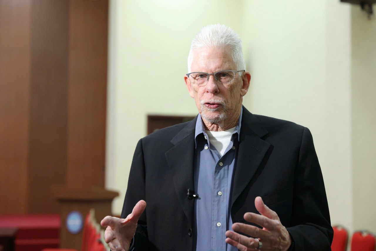 Frank Howard Joyce – Head of the U.S. National Council on Aging Delegation – in an interview with Thoi Dai magazine. (Photo: Dinh Hoa)