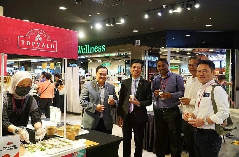 Vietnamese Ambassador to Malaysia Dinh Ngoc Linh (second from left), Trade Counsellor Le Phu Cuong (far left), and AEON Malaysia executives at the mixed pho booth prepared by AEON. (Photo: VNA) Vietnamese Ambassador to Malaysia Dinh Ngoc Linh (second from left), Trade Counsellor Le Phu Cuong (far left), and AEON Malaysia executives at the mixed pho booth prepared by AEON. (Photo: VNA)