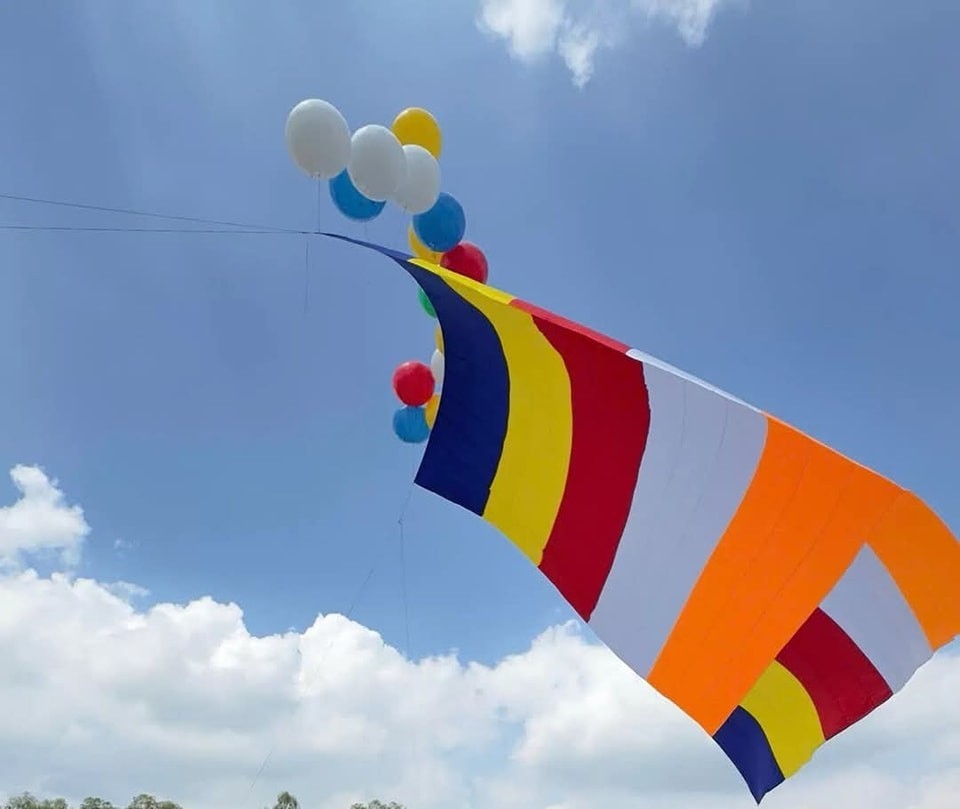 The moment of raising the Buddhist flag to welcome the UN Day of Vesak 2025. (Photo: Organizing Committee) The moment of raising the Buddhist flag to welcome the UN Day of Vesak 2025. (Photo: Organizing Committee)