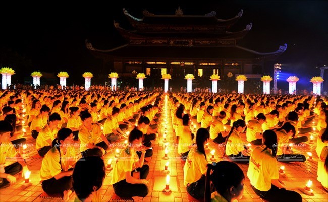 The candle-lighting ceremony praying for peace and happiness for humanity at Vesak 2014. (Photo: Vietnam Pictorial) The candle-lighting ceremony praying for peace and happiness for humanity at Vesak 2014. (Photo: Vietnam Pictorial)