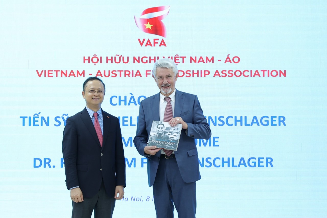 Vice President of the Vietnam–Austria Friendship Association Nguyễn Đỗ Tùng Cương presents a commemorative gift to Dr. Friedhelm Frischenschlager. (Photo: Đinh Hòa) Vice President of the Vietnam–Austria Friendship Association Nguyễn Đỗ Tùng Cương presents a commemorative gift to Dr. Friedhelm Frischenschlager. (Photo: Đinh Hòa)