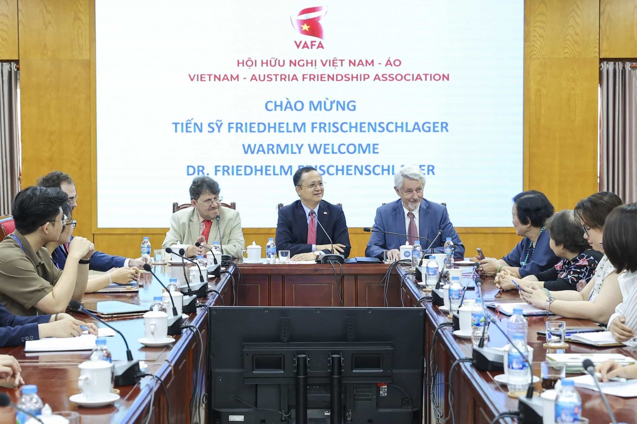From left to right: Austrian Ambassador to Vietnam Philipp Agathonos, Vice President of the Vietnam–Austria Friendship Association Nguyễn Đỗ Tùng Cương, and Dr. Friedhelm Frischenschlager. (Photo: Đinh Hòa) From left to right: Austrian Ambassador to Vietnam Philipp Agathonos, Vice President of the Vietnam–Austria Friendship Association Nguyễn Đỗ Tùng Cương, and Dr. Friedhelm Frischenschlager. (Photo: Đinh Hòa)