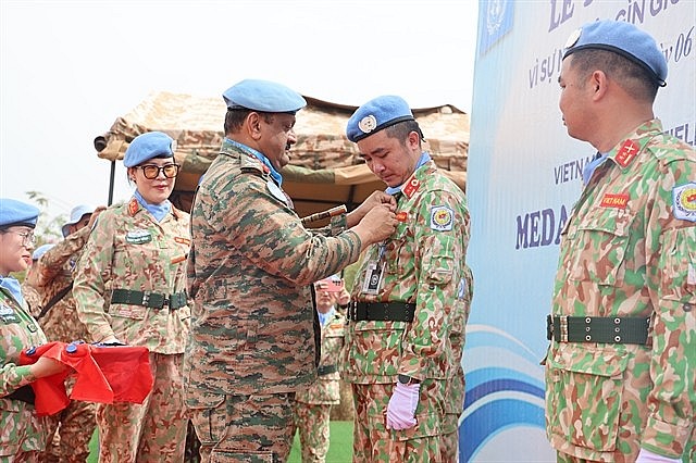 Lieutenant General Mohan Subramanian, Force Commander of the United Nations Mission in South Sudan, presents the United Nations Medal for Peacekeeping to BVDC2.6 officials. Photo: VNA Lieutenant General Mohan Subramanian, Force Commander of the United Nations Mission in South Sudan, presents the United Nations Medal for Peacekeeping to BVDC2.6 officials. Photo: VNA