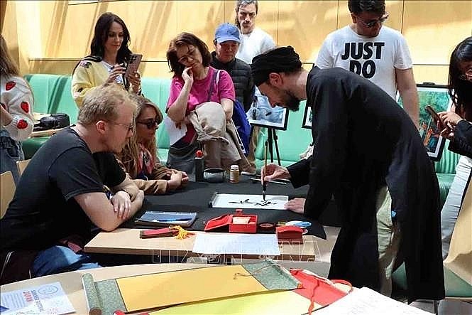 Visitors also have the chance to explore Vietnam’s traditional calligraphy, presented by Jean-Sébastien Gill, a Frenchman with a deep love for Vietnamese culture. (Photo: VNA) Visitors also have the chance to explore Vietnam’s traditional calligraphy, presented by Jean-Sébastien Gill, a Frenchman with a deep love for Vietnamese culture. (Photo: VNA)