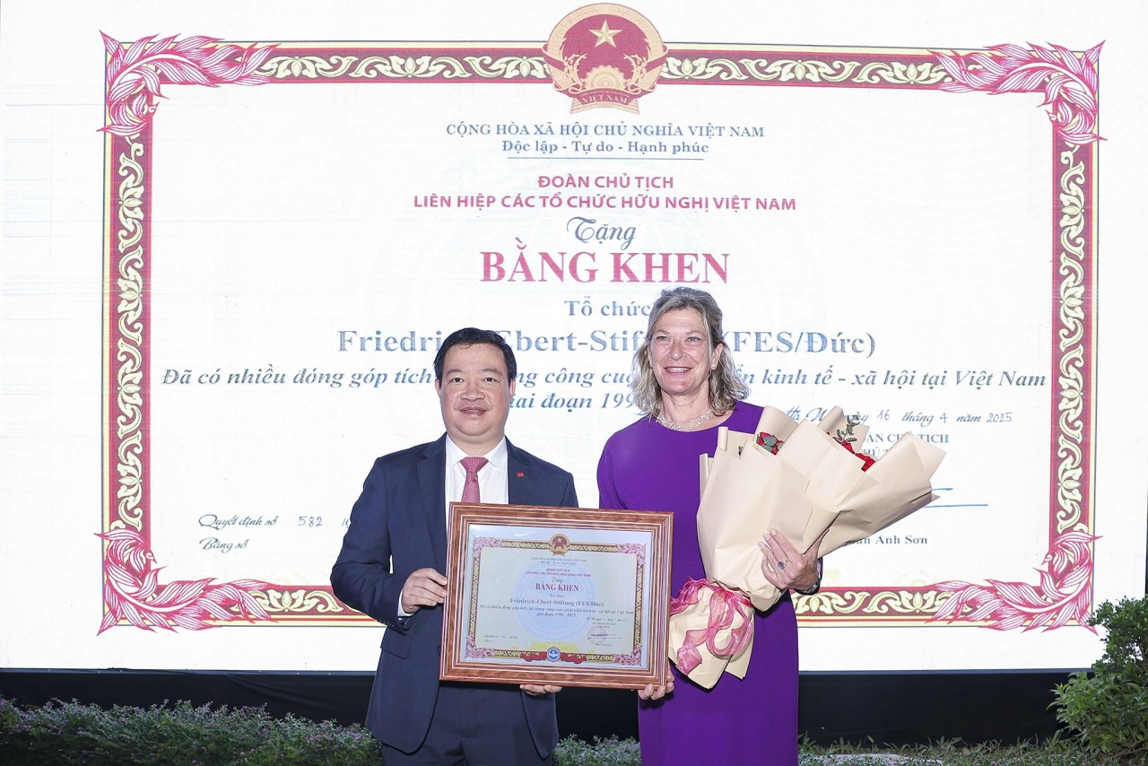 VUFO Vice President Nguyen Ngoc Hung presents the Certificate of Merit from the VUFO Presidium to FES in recognition of its contributions to Vietnam’s socio-economic development from 1990 to 2025. (Photo: Dinh Hoa)