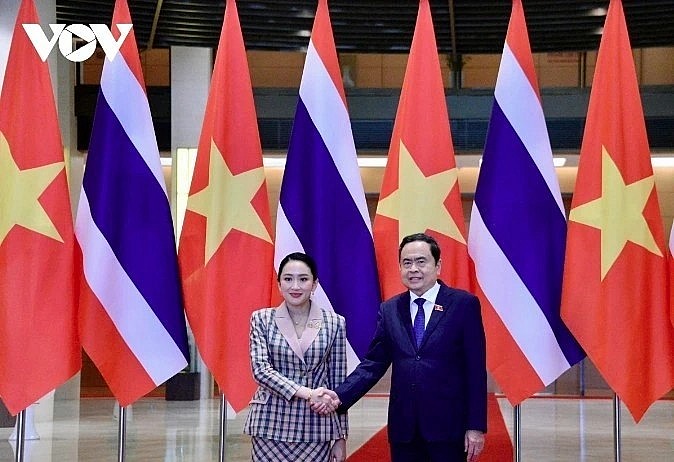 NA Chairman Tran Thanh Man welcomes Thai Prime Minister Paetongtarn Shinawatra.