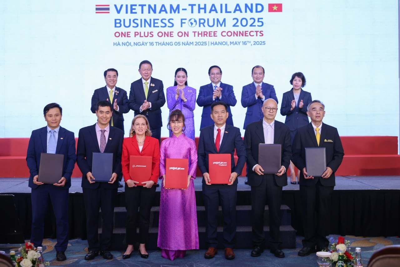 Prime Minister Phạm Minh Chính and Thai Prime Minister Paetongtarn Shinawatra witnessed the signing ceremony of Memoranda of Understanding (MOUs) between businesses of the two countries. (Photo: VGP/Nhật Bắc) Prime Minister Phạm Minh Chính and Thai Prime Minister Paetongtarn Shinawatra witnessed the signing ceremony of Memoranda of Understanding (MOUs) between businesses of the two countries. (Photo: VGP/Nhật Bắc)