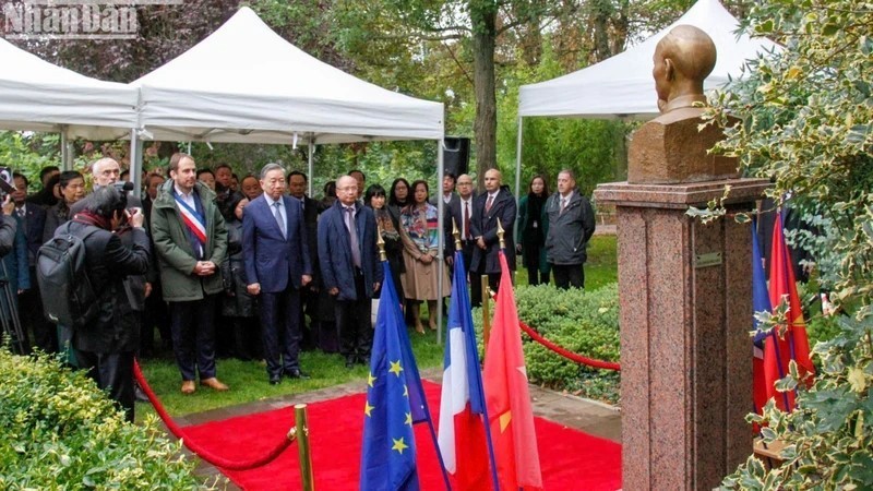 On October 6, 2024, General Secretary and State President To Lam, together with a high-ranking Vietnamese delegation, laid flowers at the statue of President Ho Chi Minh in Montreau Park, Montreuil, a suburb of Paris. (Photo: Nhan Dan Newspaper)