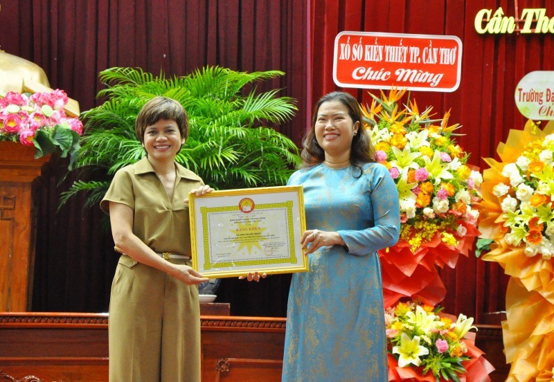 Can Tho Vice Chairwoman presents merit certificate to Asia Foundation representative. (Photo: Ha Vy) Can Tho Vice Chairwoman presents merit certificate to Asia Foundation representative. (Photo: Ha Vy)