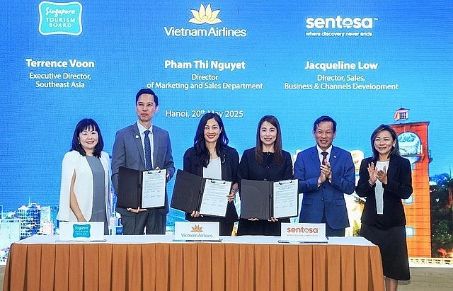 The signing ceremony of a Memorandum of Understanding (MoU) on strategic cooperation between the Singapore Tourism Board, national carrier Viet Nam Airlines and Singapore's Sentosa Development Corporation, Ha Noi, May 20, 2025. Photo: VNA The signing ceremony of a Memorandum of Understanding (MoU) on strategic cooperation between the Singapore Tourism Board, national carrier Viet Nam Airlines and Singapore's Sentosa Development Corporation, Ha Noi, May 20, 2025. Photo: VNA