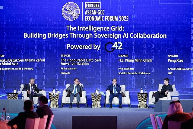 Prime Minister Pham Minh Chinh (2nd from R) at the high-level discussion session of ASEAN-GCC Economic Forum 2025, themed The Intelligence Grid: Building bridges through sovereign AI collaboration. Prime Minister Pham Minh Chinh (2nd from R) at the high-level discussion session of ASEAN-GCC Economic Forum 2025, themed The Intelligence Grid: Building bridges through sovereign AI collaboration.