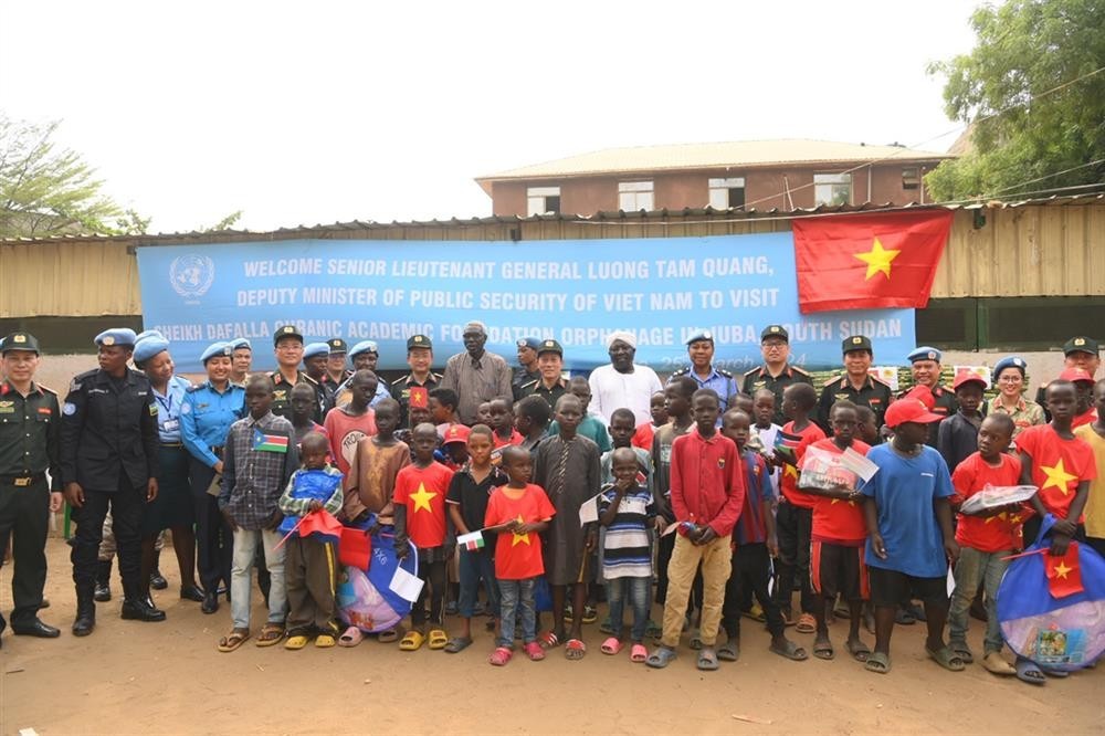 The Ministry of Public Security delegation presents gifts at Sheikh Dafalla Quranic Academic Foundation Orphanage (Photo: Police Peacekeeping Unit No. 1) The Ministry of Public Security delegation presents gifts at Sheikh Dafalla Quranic Academic Foundation Orphanage (Photo: Police Peacekeeping Unit No. 1)