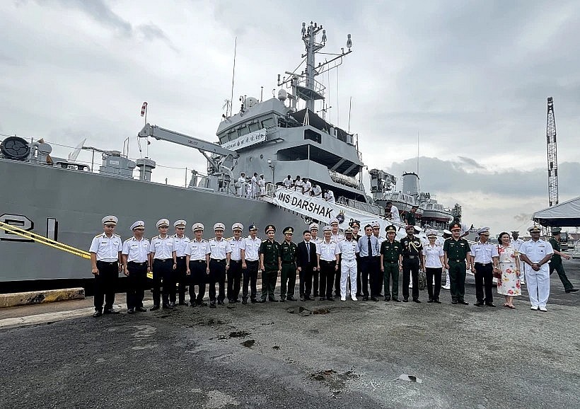Crew members of the Indian Navy's ship INS Darshak and representatives of the High Command of the Vietnam People's Navy, the HCM City Department of External Relations, and the Vietnamese Ministry of National Defence pose for a group photo. (Photo: VNA) Crew members of the Indian Navy's ship INS Darshak and representatives of the High Command of the Vietnam People's Navy, the HCM City Department of External Relations, and the Vietnamese Ministry of National Defence pose for a group photo. (Photo: VNA)