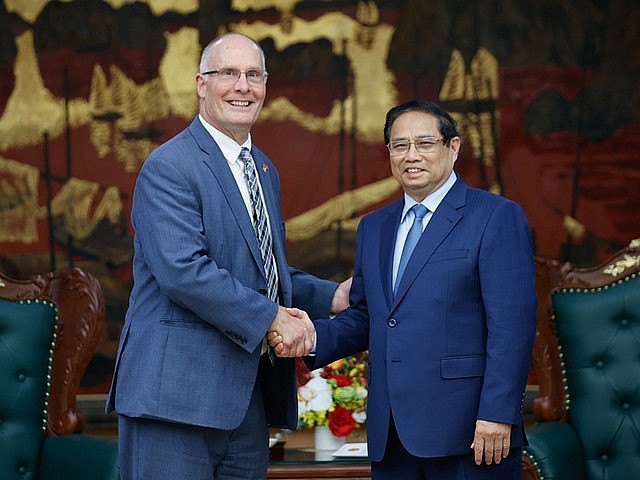 Prime Minister Pham Minh Chinh (R) and Congressman of Michigan state John Moolenaar, Ha Noi, May 28, 2025. Photo: VGP/Nhat Bac Prime Minister Pham Minh Chinh (R) and Congressman of Michigan state John Moolenaar, Ha Noi, May 28, 2025. Photo: VGP/Nhat Bac