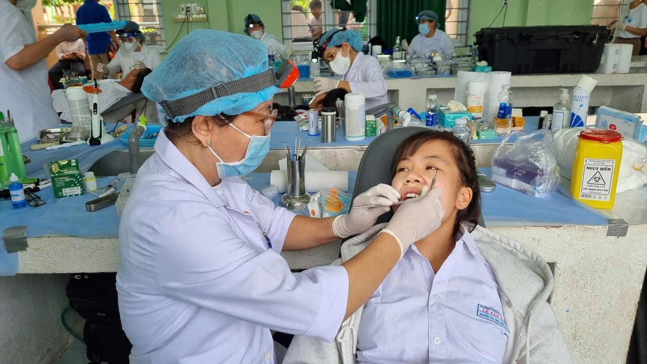 A doctor from COPI provides dental check-ups for students in Dien Ban Town, Quang Nam Province. (Photo: Quang Nam Union of Friendship Organizations)