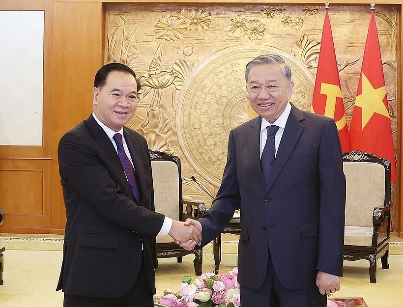Party General Secretary To Lam (R) and Thongsalith Mangnomek, Secretary of the LPRP Central Committee and Chairman of the LPRP Central Committee's Office at their meeting in Hanoi on May 30. (Photo: VNA) Party General Secretary To Lam (R) and Thongsalith Mangnomek, Secretary of the LPRP Central Committee and Chairman of the LPRP Central Committee's Office at their meeting in Hanoi on May 30. (Photo: VNA)