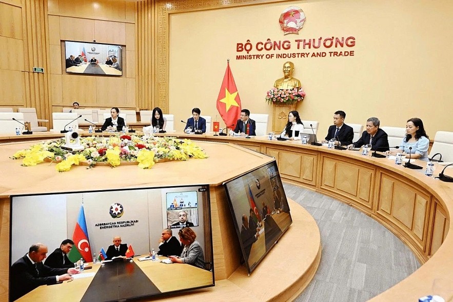 Minister of Industry and Trade Nguyen Hong Dien and other Vietnamese trade officials during an online working session with Azerbaijan’s Minister of Energy Parviz Shakhbazov on May 29. (Photo: MOIT) Minister of Industry and Trade Nguyen Hong Dien and other Vietnamese trade officials during an online working session with Azerbaijan’s Minister of Energy Parviz Shakhbazov on May 29. (Photo: MOIT)