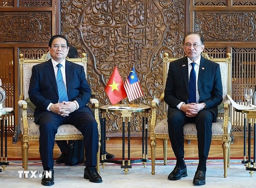 PM Pham Minh Chinh (L) and his Malaysian counterpart Anwar Ibrahim. (Photo: VNA PM Pham Minh Chinh (L) and his Malaysian counterpart Anwar Ibrahim. (Photo: VNA