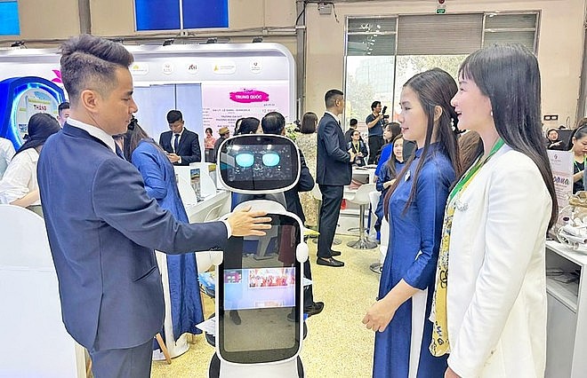 Service robots in the tourism sector introduced at the Hanoi International Tourism Fair (VITM) 2025. (Photo: hanoimoi.vn) Service robots in the tourism sector introduced at the Hanoi International Tourism Fair (VITM) 2025. (Photo: hanoimoi.vn)