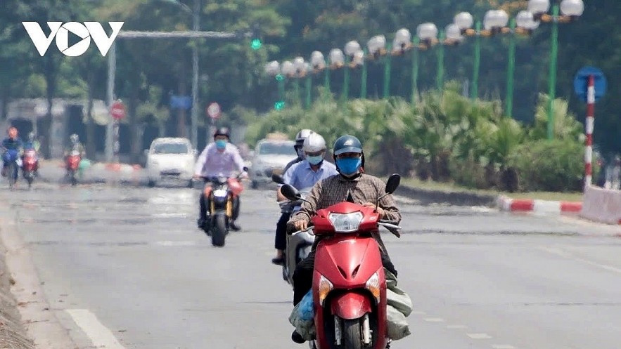 A scorching heatwave sweeping across Northern and Central Vietnam is reaching its peak, with temperatures reaching close to 40°C. A scorching heatwave sweeping across Northern and Central Vietnam is reaching its peak, with temperatures reaching close to 40°C.