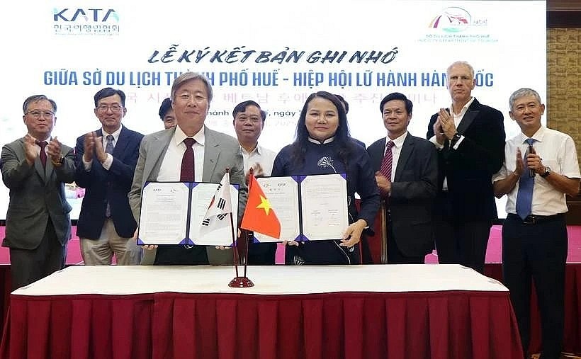 Hue city Department of Tourism signs a memorandum of understanding with the Korea Association of Travel Agents. (Photo: VNA) Hue city Department of Tourism signs a memorandum of understanding with the Korea Association of Travel Agents. (Photo: VNA)