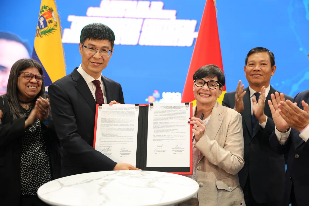 Professor Dr. Tu Minh Phuong, Chairman of the Council of the Posts and Telecommunications Institute of Technology (PTIT), and Vice President cum Minister of Science and Technology and Rector of the National University of Science of Venezuela, Gabriela Jiménez Ramírez, signed a Memorandum of Understanding on cooperation. (Photo: Embassy of Vietnam in Venezuela)