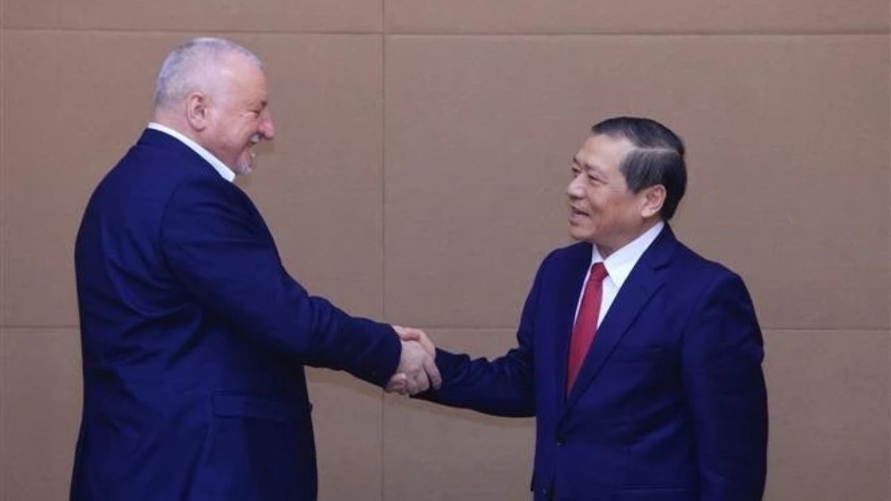 Member of the Communist Party of Vietnam (CPV) Central Committee and deputy head of its the Commission for Information, Education and Mass Mobilisation Lai Xuan Mon (right) and Hungarian Socialist Party President Komjáthi Imre. (Photo: VNA) Member of the Communist Party of Vietnam (CPV) Central Committee and deputy head of its the Commission for Information, Education and Mass Mobilisation Lai Xuan Mon (right) and Hungarian Socialist Party President Komjáthi Imre. (Photo: VNA)