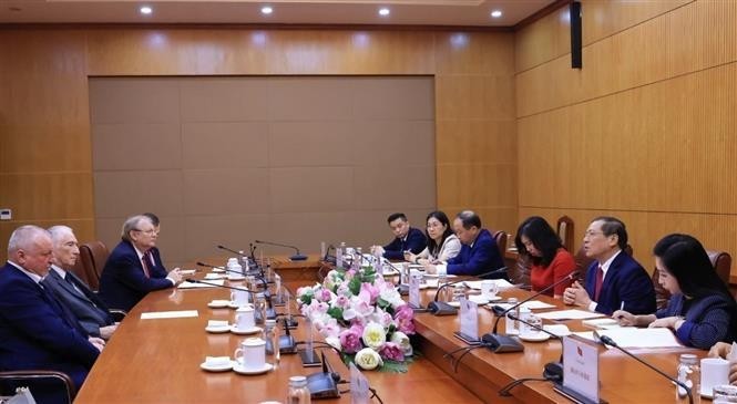 Member of the Communist Party of Vietnam (CPV) Central Committee and deputy head of its the Commission for Information, Education and Mass Mobilisation Lai Xuan Mon holds talks with Hungarian Socialist Party President Komjáthi Imre. (Photo: VNA) Member of the Communist Party of Vietnam (CPV) Central Committee and deputy head of its the Commission for Information, Education and Mass Mobilisation Lai Xuan Mon holds talks with Hungarian Socialist Party President Komjáthi Imre. (Photo: VNA)