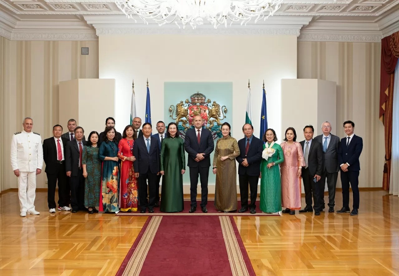 Ambassador Nguyen Thi Minh Nguyet and the delegation of the Vietnam-Bulgaria Friendship Association of Hanoi took a commemorative photo with Bulgarian President Rumen Radev. Ambassador Nguyen Thi Minh Nguyet and the delegation of the Vietnam-Bulgaria Friendship Association of Hanoi took a commemorative photo with Bulgarian President Rumen Radev.