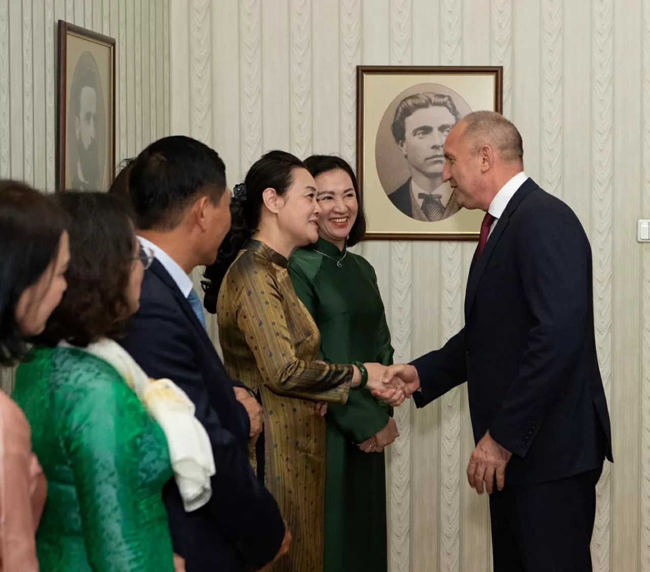 The Bulgarian President stressed that educational cooperation and cultural exchange form a sustainable and enduring foundation for broadening cooperation in all areas. The Bulgarian President stressed that educational cooperation and cultural exchange form a sustainable and enduring foundation for broadening cooperation in all areas.