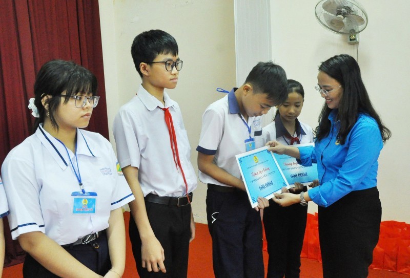 Chairwoman of the Can Tho Labor Federation Le Thi Suong Mai (far right), presents scholarships to children of disadvantaged workers with strong academic performance. (Photo: Ha Vy) Chairwoman of the Can Tho Labor Federation Le Thi Suong Mai (far right), presents scholarships to children of disadvantaged workers with strong academic performance. (Photo: Ha Vy)