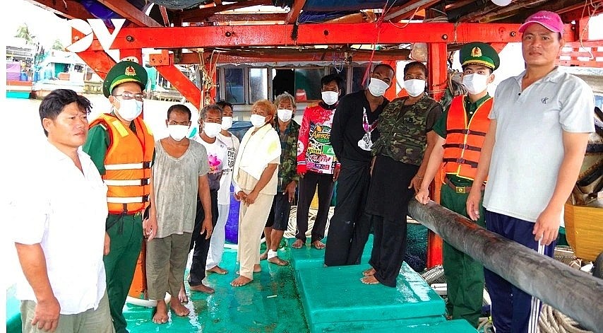 Eight foreigners drifting at sea in small raft are rescued by a local fisherman. Eight foreigners drifting at sea in small raft are rescued by a local fisherman.
