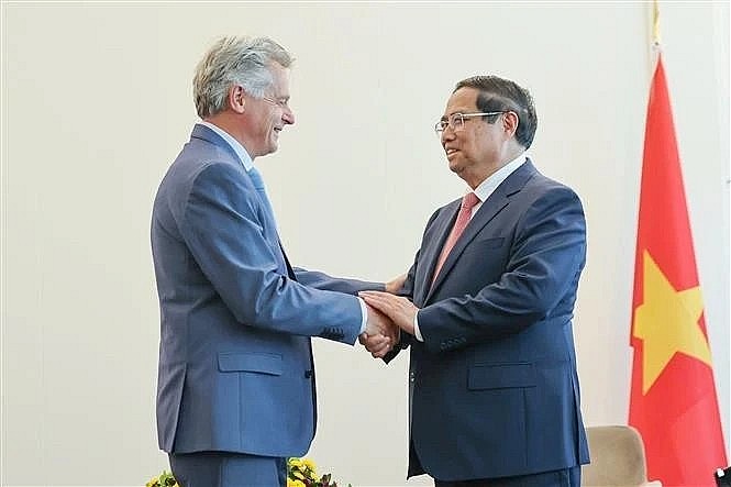 PM Pham Minh Chinh (right) meets with National Secretary of the French Communist Party (PCF) Fabien Roussel in Paris on June 10. (Photo: VNA) PM Pham Minh Chinh (right) meets with National Secretary of the French Communist Party (PCF) Fabien Roussel in Paris on June 10. (Photo: VNA)