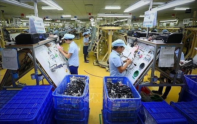 Workers produce electronic components at Me Tran Vinh Phuc Electronics Company Limited in the northern province of Vinh Phuc. (Photo: VNA) Workers produce electronic components at Me Tran Vinh Phuc Electronics Company Limited in the northern province of Vinh Phuc. (Photo: VNA)
