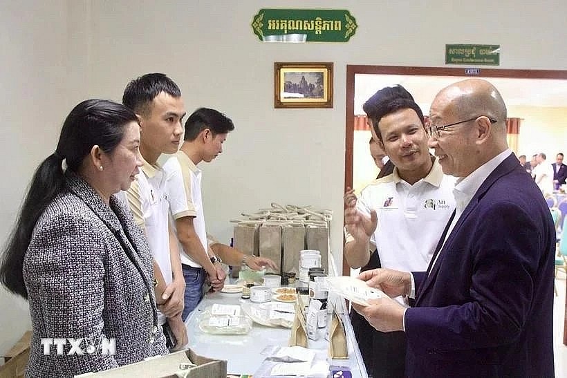 Representatives from Vietnam and Cambodia meet on the sidelines of the workshop held on June 20 in Phnom Penh. (Photo: VNA) Representatives from Vietnam and Cambodia meet on the sidelines of the workshop held on June 20 in Phnom Penh. (Photo: VNA)