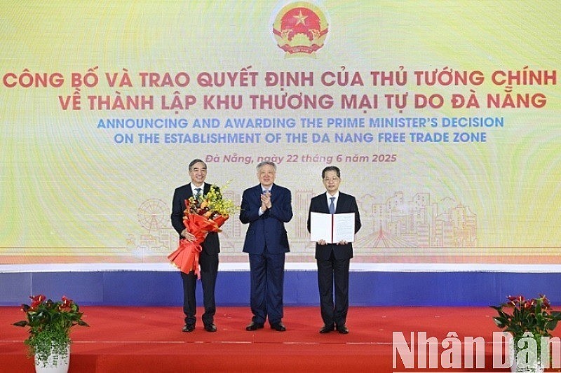 Deputy Prime Minister Nguyen Hoa Binh presents the Prime Minister's decision to establish the Da Nang Free Trade Zone on June 22. (Photo: VNA) Deputy Prime Minister Nguyen Hoa Binh presents the Prime Minister's decision to establish the Da Nang Free Trade Zone on June 22. (Photo: VNA)
