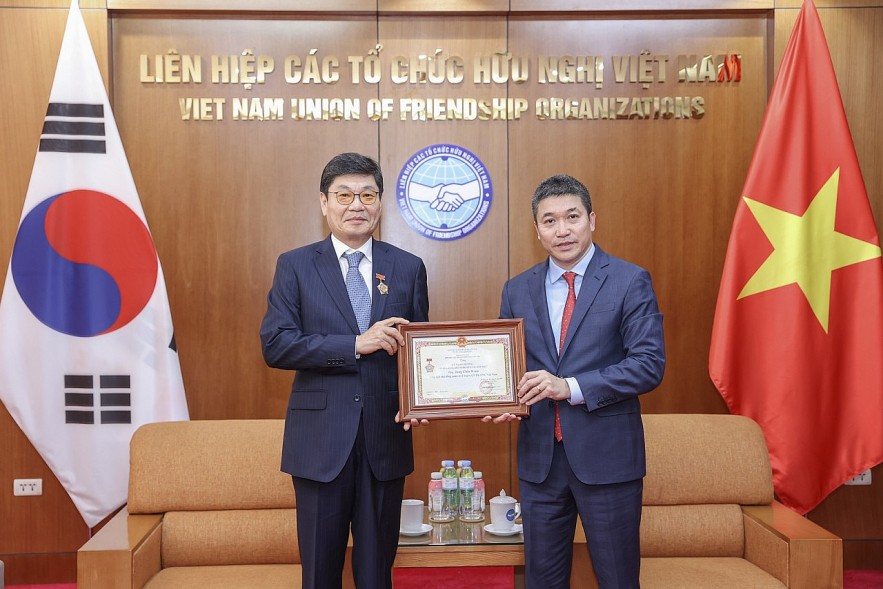 Korean Businessman Honored with ‘For Peace and Friendship among Nations’ Medal for Outstanding Charitable Contributions to Vietnam Korean Businessman Honored with ‘For Peace and Friendship among Nations’ Medal for Outstanding Charitable Contributions to Vietnam