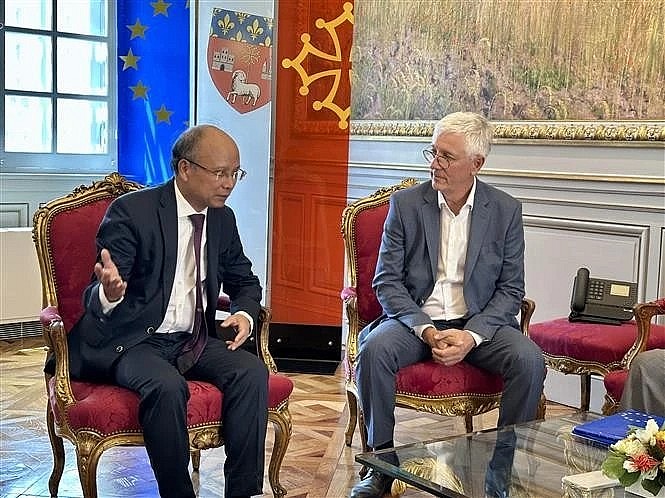Vietnamese Ambassador to France Dinh Toan Thang (left) meets with Deputy Mayor of Toulouse Jean-Claude Dardelet. (Photo: VNA)