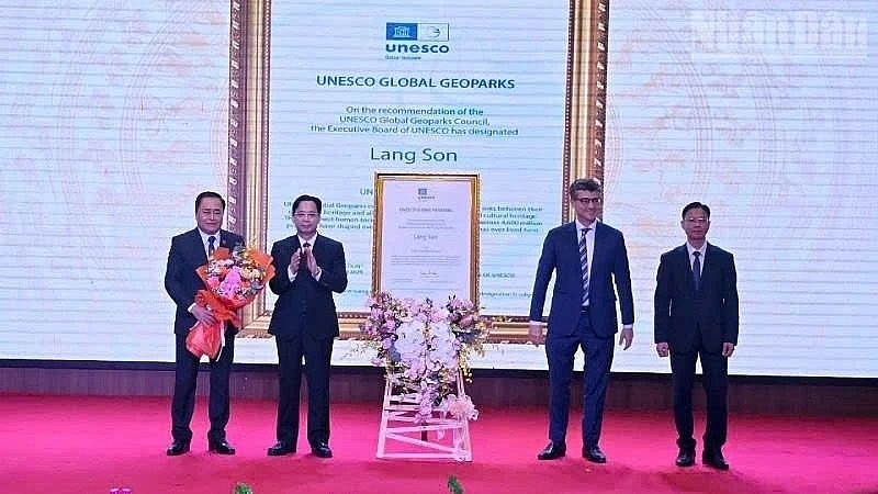 Jonathan Wallace Baker, UNESCO Representative in Vietnam, presents the title to the Lang Son leadership at a ceremony on June 28. (Photo: nhandan.vn) Jonathan Wallace Baker, UNESCO Representative in Vietnam, presents the title to the Lang Son leadership at a ceremony on June 28. (Photo: nhandan.vn)