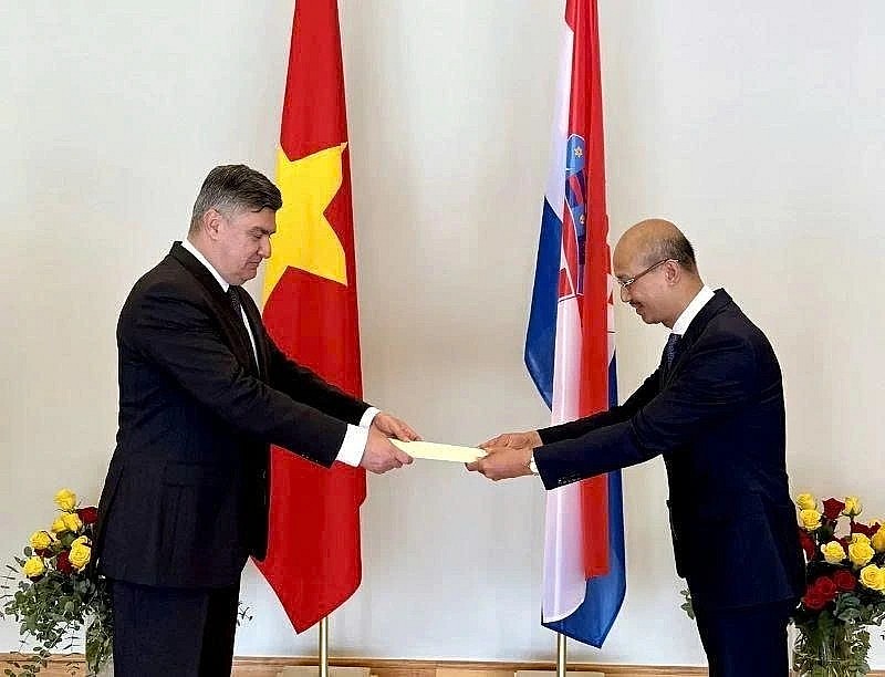 Vietnamese Ambassador Bui Le Thai (R) presents the credentials to Croatian President Zoran Milanovic. (Photo: Vietnamese Embassy) Vietnamese Ambassador Bui Le Thai (R) presents the credentials to Croatian President Zoran Milanovic. (Photo: Vietnamese Embassy)