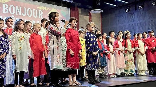 “Bonjour Vietnam” performed by Vietnamese and French children (Photo:VNA) “Bonjour Vietnam” performed by Vietnamese and French children (Photo:VNA)