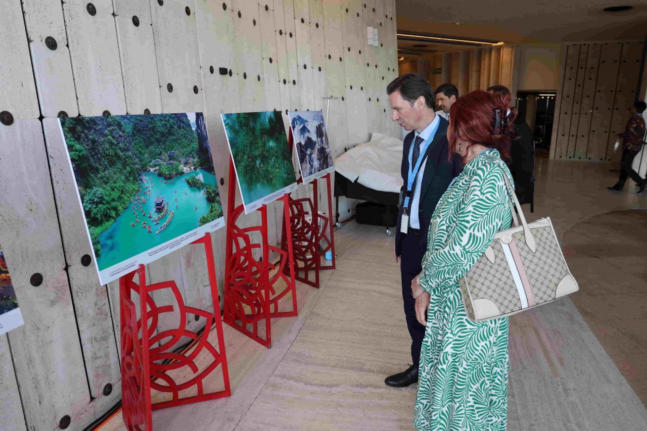 Delegates visit the exhibition. (Photo: Organizing Committee) Delegates visit the exhibition. (Photo: Organizing Committee)