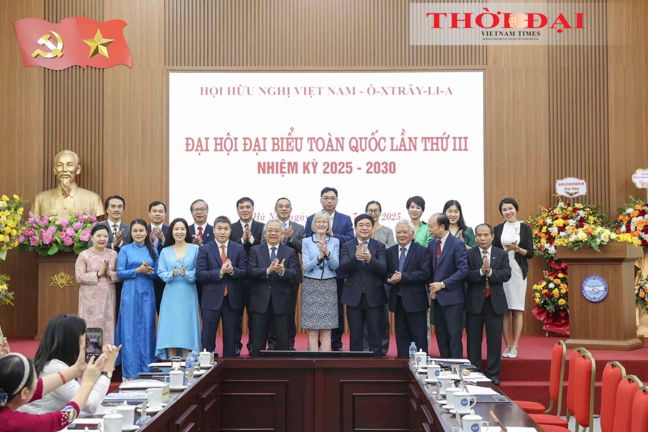 President of the Vietnam Union of Friendship Organizations Phan Anh Son (front row, fourth from left) and Australian Ambassador to Vietnam Gillian Bird (front row, fifth from right) congratulate the Executive Committee of the Vietnam - Australia Friendship Association, term III, 2025-2030. (Photo: Dinh Hoa) President of the Vietnam Union of Friendship Organizations Phan Anh Son (front row, fourth from left) and Australian Ambassador to Vietnam Gillian Bird (front row, fifth from right) congratulate the Executive Committee of the Vietnam - Australia Friendship Association, term III, 2025-2030. (Photo: Dinh Hoa)