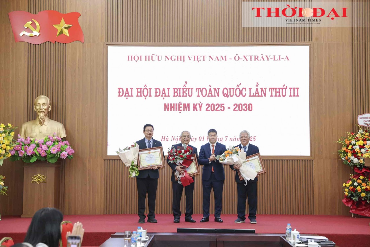 VUFO President Phan Anh Son presented Certificates of Merit to a collective and two individuals from the Vietnam-Australia Friendship Association. (Photo: Dinh Hoa) VUFO President Phan Anh Son presented Certificates of Merit to a collective and two individuals from the Vietnam-Australia Friendship Association. (Photo: Dinh Hoa)