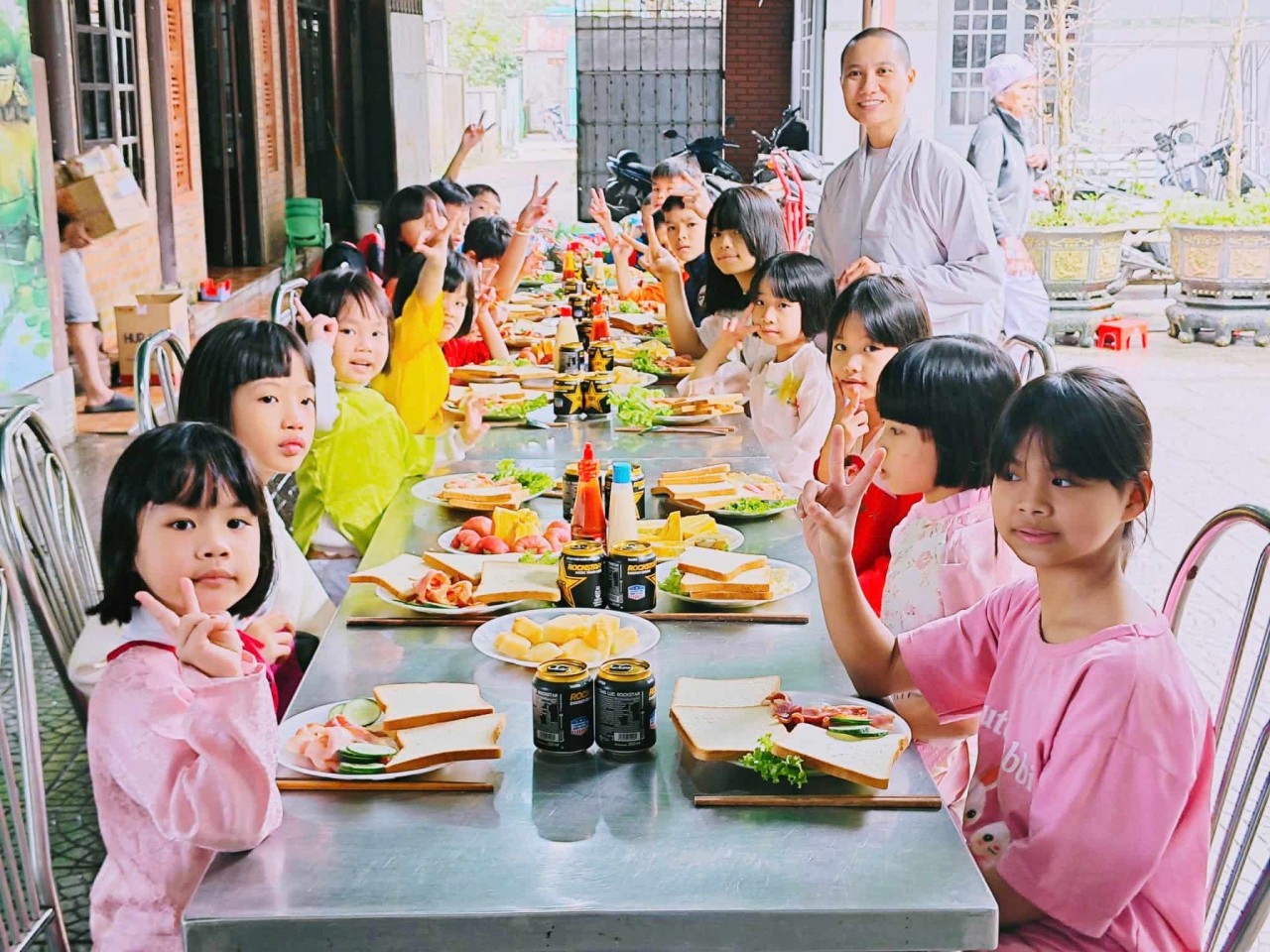 Meals with meat and small personal items are great sources of encouragement for the children. (Photo: Zhi Shan Foundation) Meals with meat and small personal items are great sources of encouragement for the children. (Photo: Zhi Shan Foundation)