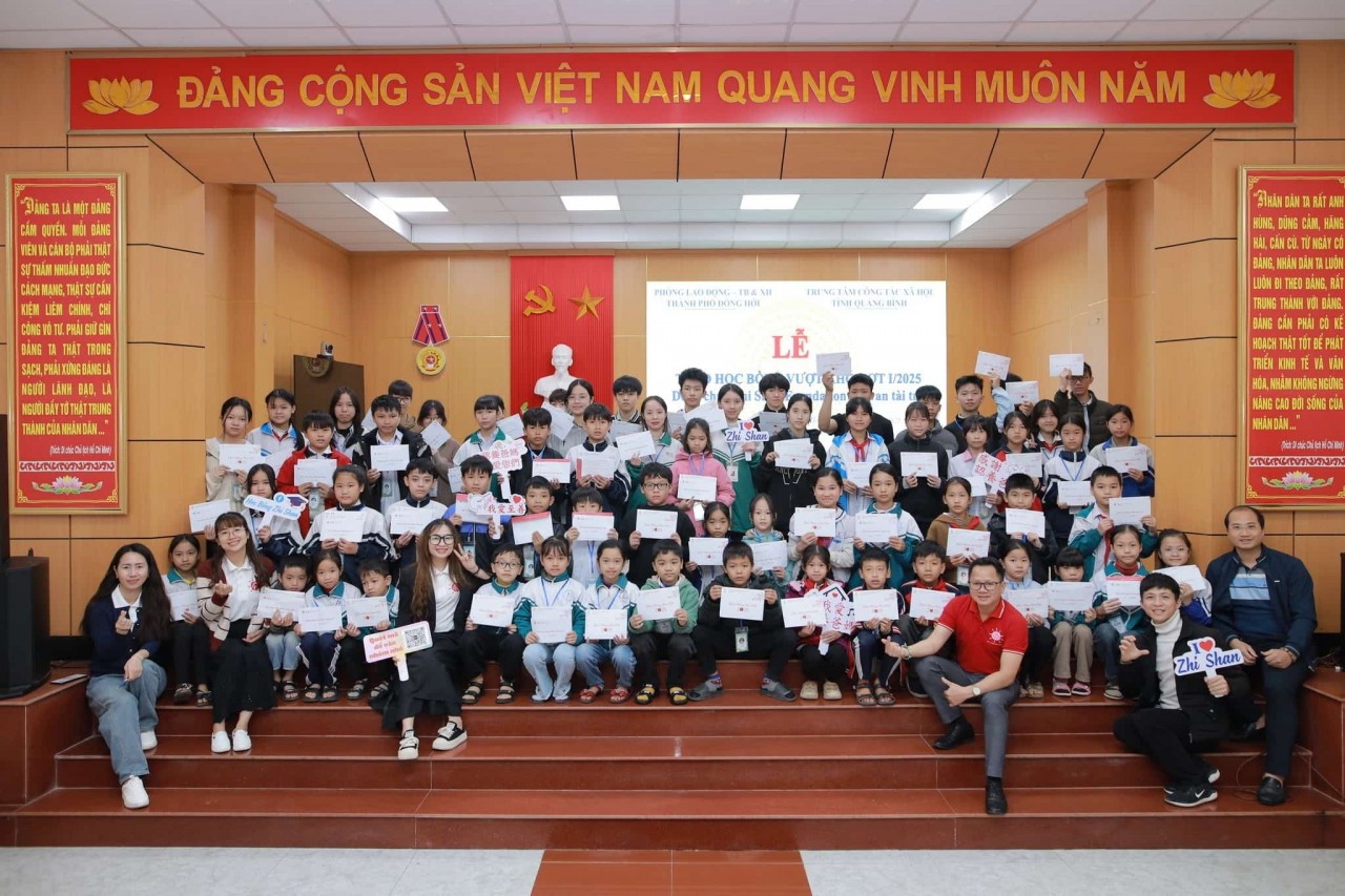 Zhi Shan Foundation awarded the first round of overcoming hardship scholarships in 2025 to students in Dong Hoi City (Quang Binh). (Photo: Zhi Shan Foundation) Zhi Shan Foundation awarded the first round of overcoming hardship scholarships in 2025 to students in Dong Hoi City (Quang Binh). (Photo: Zhi Shan Foundation)
