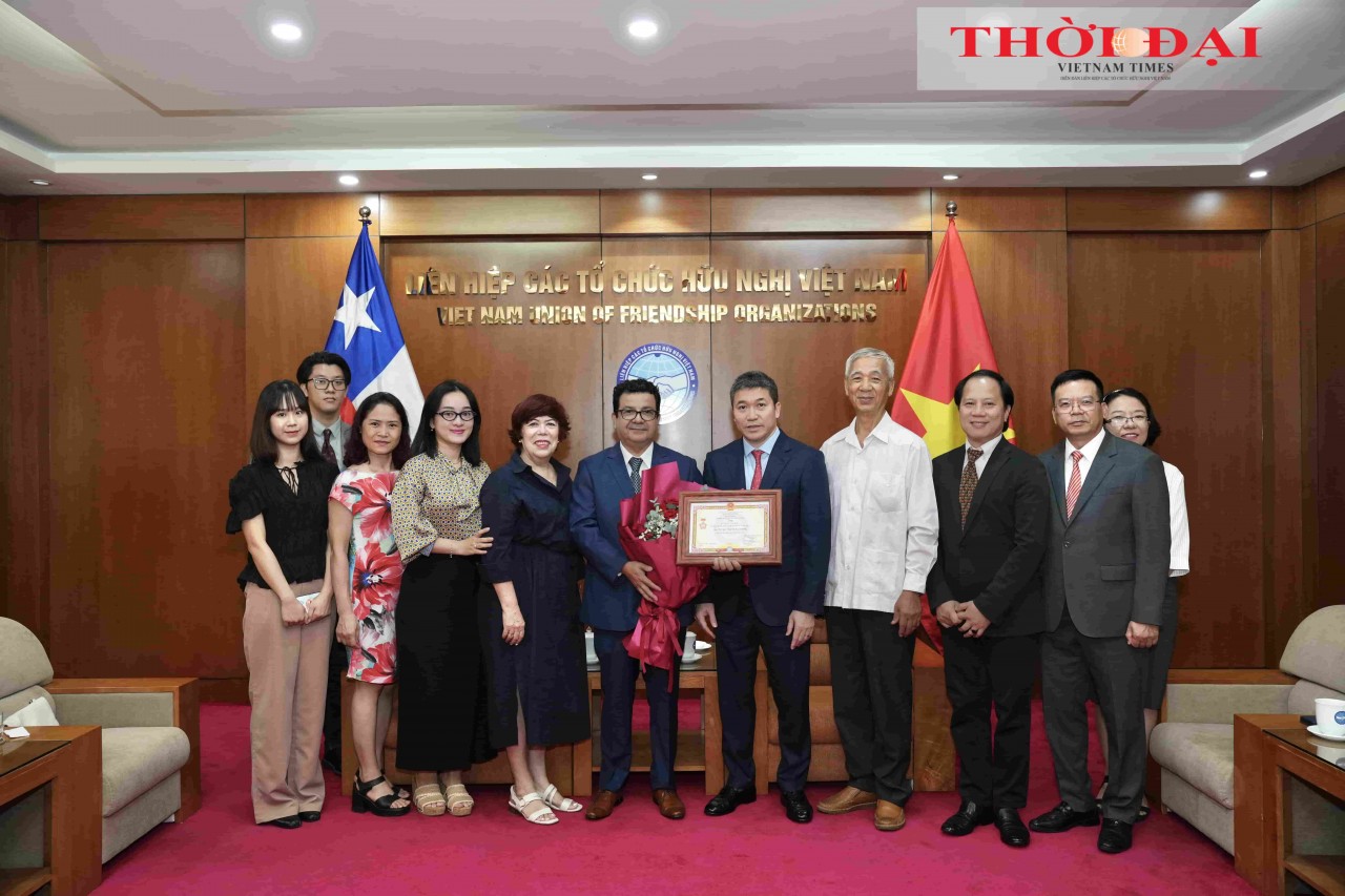 VUFO President Phan Anh Son, Ambassador Sergio Narea Guzman, leaders of the Vietnam-Chile Friendship and Cooperation Association, the Americas Department, and staff of the Chilean Embassy in Vietnam pose for a commemorative photo. (Photo: Thanh Thao) VUFO President Phan Anh Son, Ambassador Sergio Narea Guzman, leaders of the Vietnam-Chile Friendship and Cooperation Association, the Americas Department, and staff of the Chilean Embassy in Vietnam pose for a commemorative photo. (Photo: Thanh Thao)